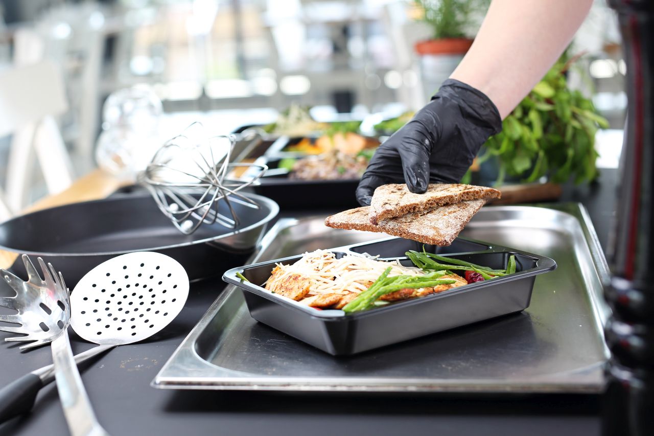 Profesjonalny catering – jakie udogodnienia pomogą przy rozwożeniu posiłków