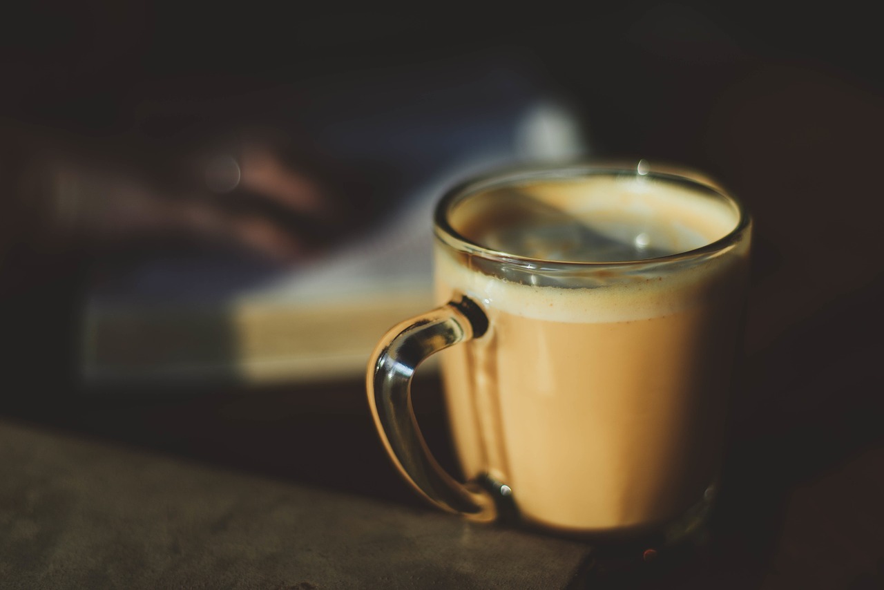Kawa aromatyzowana – czy pobudza tak samo jak jej naturalny odpowiednik?
