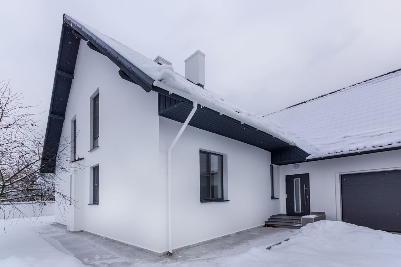 Dlaczego odśnieżanie dachu i terenu przed domem jest tak ważne w trakcie obfitych opadów śniegu?