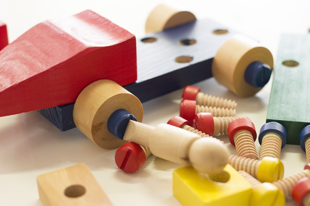 Zabawki drewniane – doskonały pomysł na naukę i zabawę dla najmłodszych
